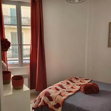 Entre Arenes Et Maison Carree P1 Apartamento